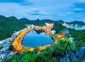 Trung tâm thị trấn Cát Bà