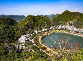 Trung tâm thị trấn Cát Bà