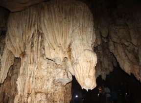 Hang động trên đảo Cát Bà