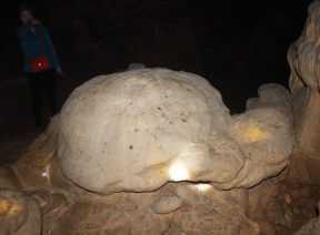 Hang động trên đảo Cát Bà