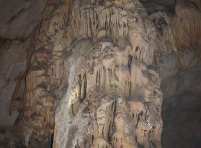 Hang động trên đảo Cát Bà