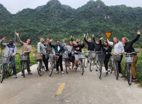 Khách nước ngoài trên Vịnh