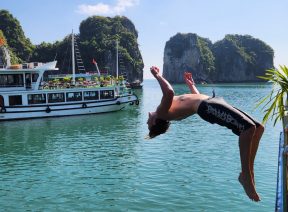 Khách nước ngoài trên Vịnh