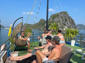 Khách nước ngoài trên Vịnh