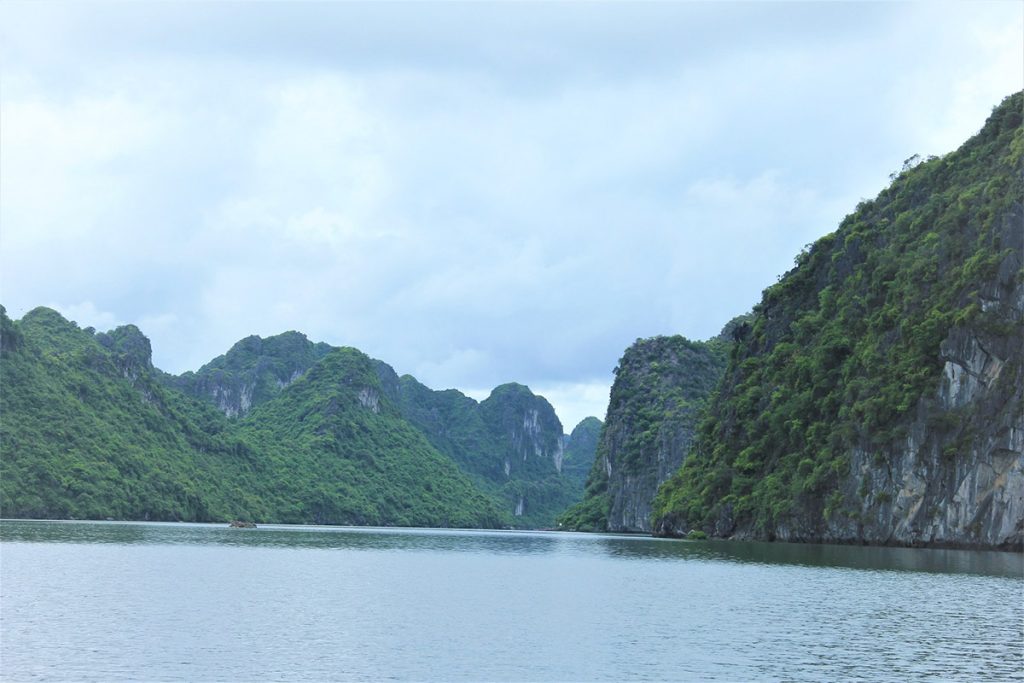 Nằm trên vịnh Lan Hạ